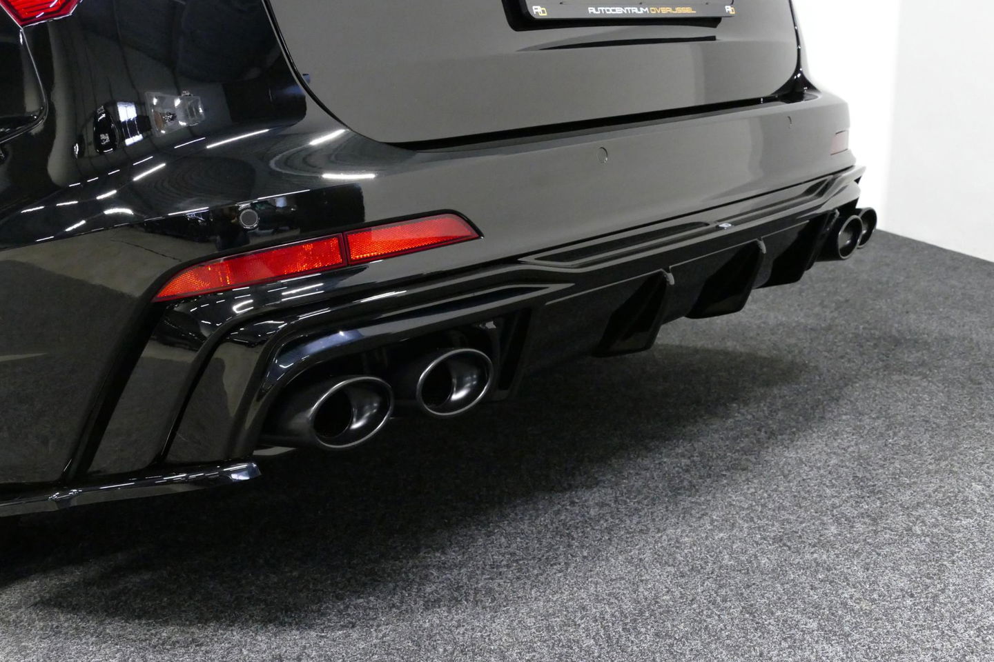 Audi A6 Avant 55 TFSI e quattro S edition Competition / S Line / RS6 Look Diffuser / Maxton Design Bodykit V.2 / Panoramadak / Matrix LED / Apple Carplay - Android Auto / Stoelverwarming / Ambienteverlichting / Stuurwiel verwarming / 21'' LMV / Trekhaak (wegklapb