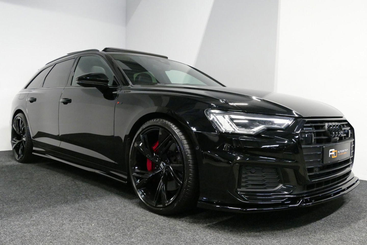 Audi A6 Avant 55 TFSI e quattro S edition Competition / S Line / RS6 Look Diffuser / Maxton Design Bodykit V.2 / Panoramadak / Matrix LED / Apple Carplay - Android Auto / Stoelverwarming / Ambienteverlichting / Stuurwiel verwarming / 21'' LMV / Trekhaak (wegklapb
