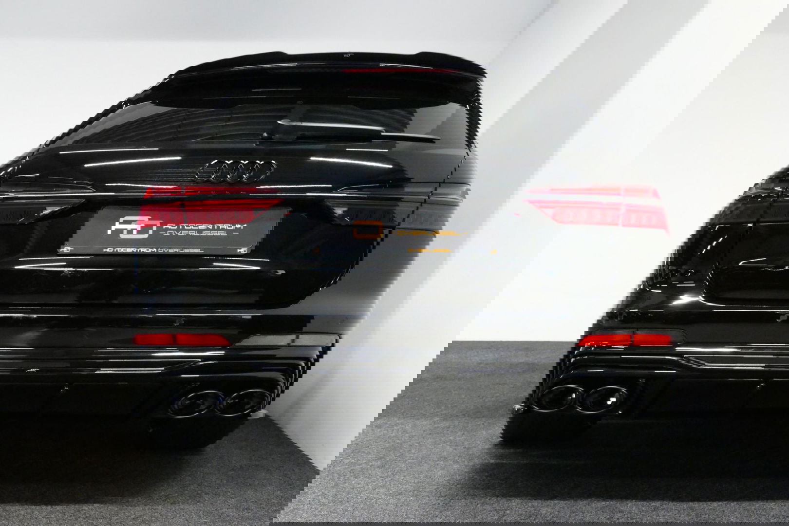 Audi A6 Avant 55 TFSI e quattro S edition Competition / S Line / RS6 Look Diffuser / Maxton Design Bodykit V.2 / Panoramadak / Matrix LED / Apple Carplay - Android Auto / Stoelverwarming / Ambienteverlichting / Stuurwiel verwarming / 21'' LMV / Trekhaak (wegklapb