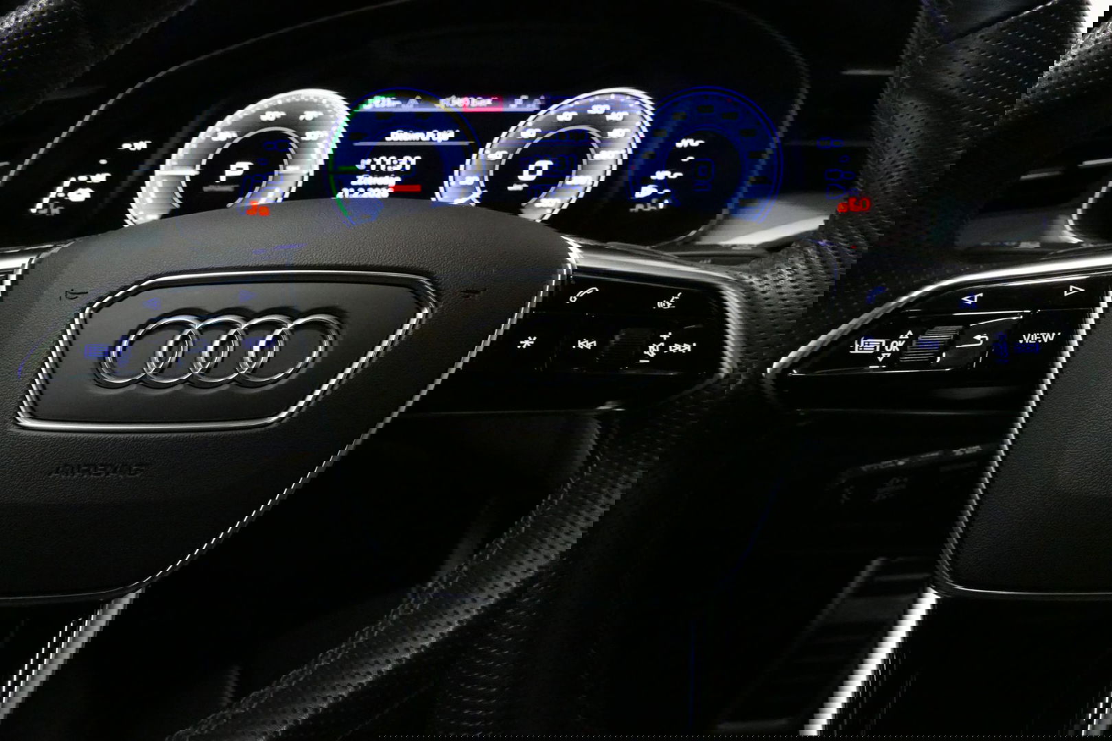 Audi A6 Avant 55 TFSI e quattro S edition Competition / S Line / RS6 Look Diffuser / Maxton Design Bodykit V.2 / Panoramadak / Matrix LED / Apple Carplay - Android Auto / Stoelverwarming / Ambienteverlichting / Stuurwiel verwarming / 21'' LMV / Trekhaak (wegklapb