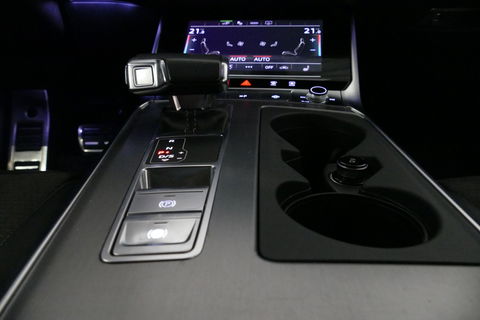 Audi A6 Avant 55 TFSI e quattro S edition Competition / S Line / RS6 Look Diffuser / Maxton Design Bodykit V.2 / Panoramadak / Matrix LED / Apple Carplay - Android Auto / Stoelverwarming / Ambienteverlichting / Stuurwiel verwarming / 21'' LMV / Trekhaak (wegklapb