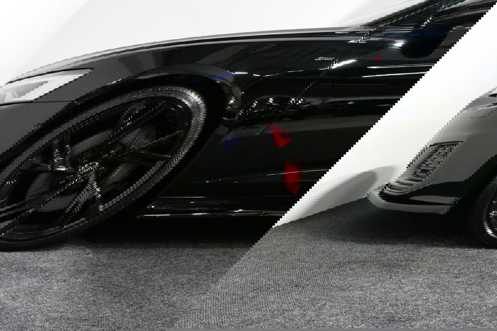 Audi A6 Avant 55 TFSI e quattro S edition Competition / S Line / RS6 Look Diffuser / Maxton Design Bodykit V.2 / Panoramadak / Matrix LED / Apple Carplay - Android Auto / Stoelverwarming / Ambienteverlichting / Stuurwiel verwarming / 21'' LMV / Trekhaak (wegklapb