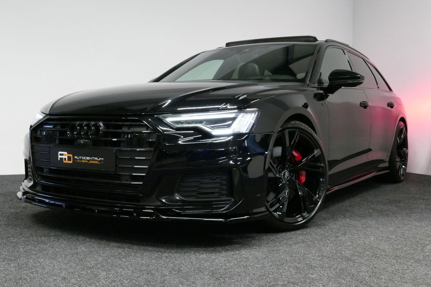 Audi A6 Avant 55 TFSI e quattro S edition Competition / S Line / RS6 Look Diffuser / Maxton Design Bodykit V.2 / Panoramadak / Matrix LED / Apple Carplay - Android Auto / Stoelverwarming / Ambienteverlichting / Stuurwiel verwarming / 21'' LMV / Trekhaak (wegklapb