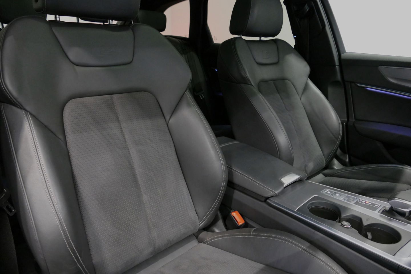 Audi A6 Avant 55 TFSI e quattro S edition Competition / S Line / RS6 Look Diffuser / Maxton Design Bodykit V.2 / Panoramadak / Matrix LED / Apple Carplay - Android Auto / Stoelverwarming / Ambienteverlichting / Stuurwiel verwarming / 21'' LMV / Trekhaak (wegklapb