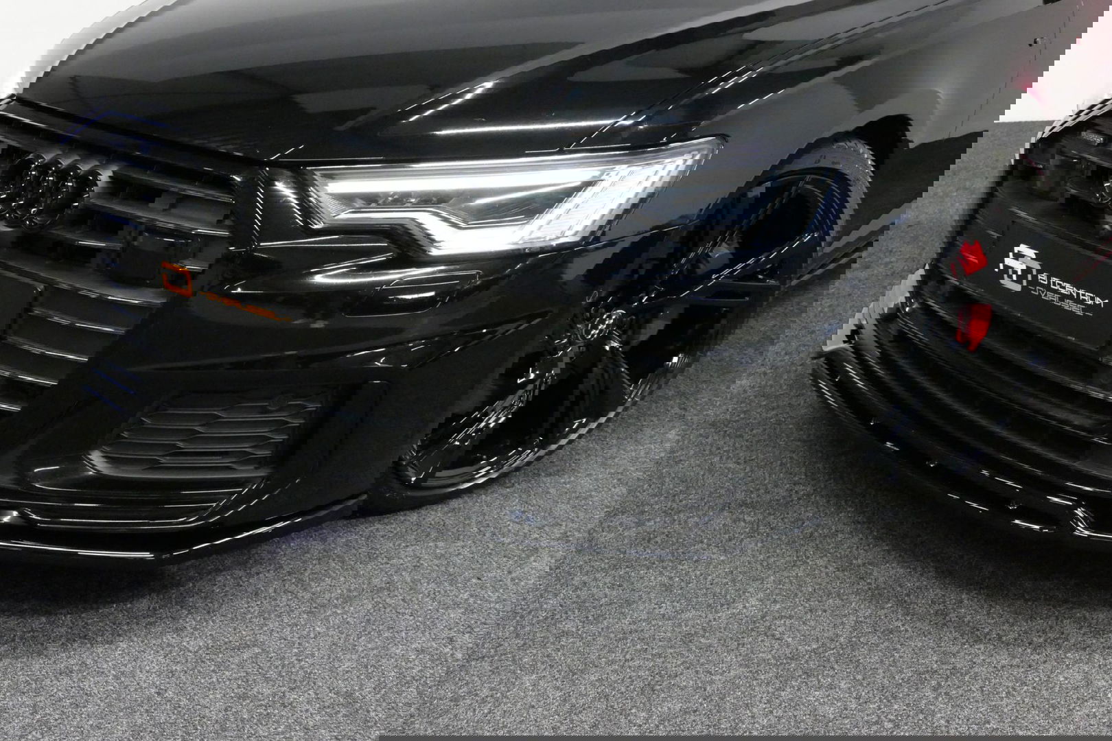 Audi A6 Avant 55 TFSI e quattro S edition Competition / S Line / RS6 Look Diffuser / Maxton Design Bodykit V.2 / Panoramadak / Matrix LED / Apple Carplay - Android Auto / Stoelverwarming / Ambienteverlichting / Stuurwiel verwarming / 21'' LMV / Trekhaak (wegklapb