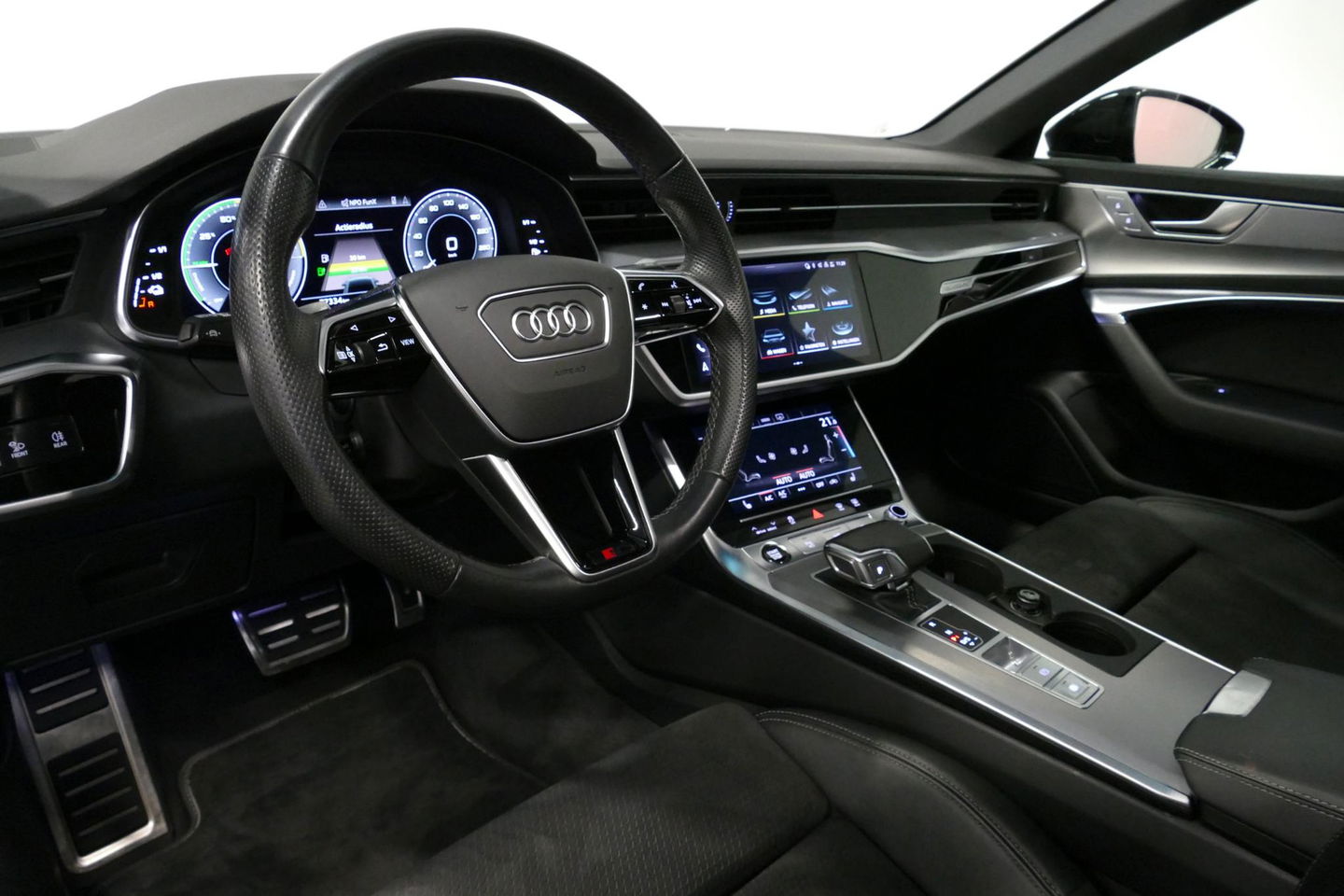 Audi A6 Avant 55 TFSI e quattro S edition Competition / S Line / RS6 Look Diffuser / Maxton Design Bodykit V.2 / Panoramadak / Matrix LED / Apple Carplay - Android Auto / Stoelverwarming / Ambienteverlichting / Stuurwiel verwarming / 21'' LMV / Trekhaak (wegklapb