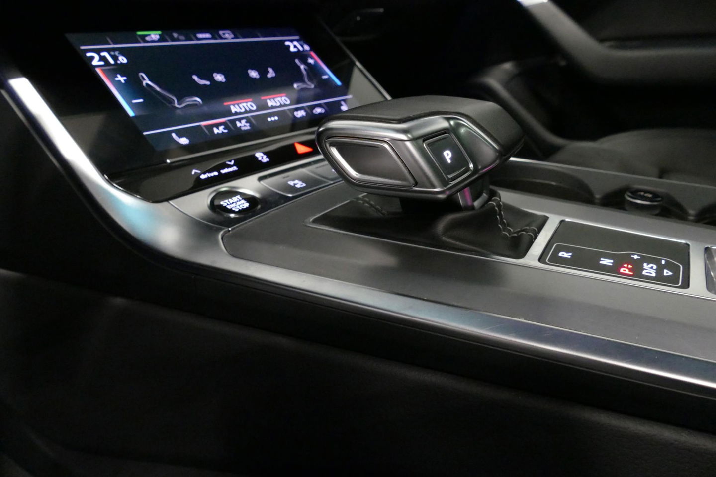 Audi A6 Avant 55 TFSI e quattro S edition Competition / S Line / RS6 Look Diffuser / Maxton Design Bodykit V.2 / Panoramadak / Matrix LED / Apple Carplay - Android Auto / Stoelverwarming / Ambienteverlichting / Stuurwiel verwarming / 21'' LMV / Trekhaak (wegklapb