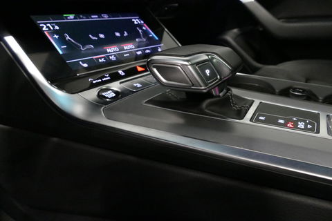 Audi A6 Avant 55 TFSI e quattro S edition Competition / S Line / RS6 Look Diffuser / Maxton Design Bodykit V.2 / Panoramadak / Matrix LED / Apple Carplay - Android Auto / Stoelverwarming / Ambienteverlichting / Stuurwiel verwarming / 21'' LMV / Trekhaak (wegklapb