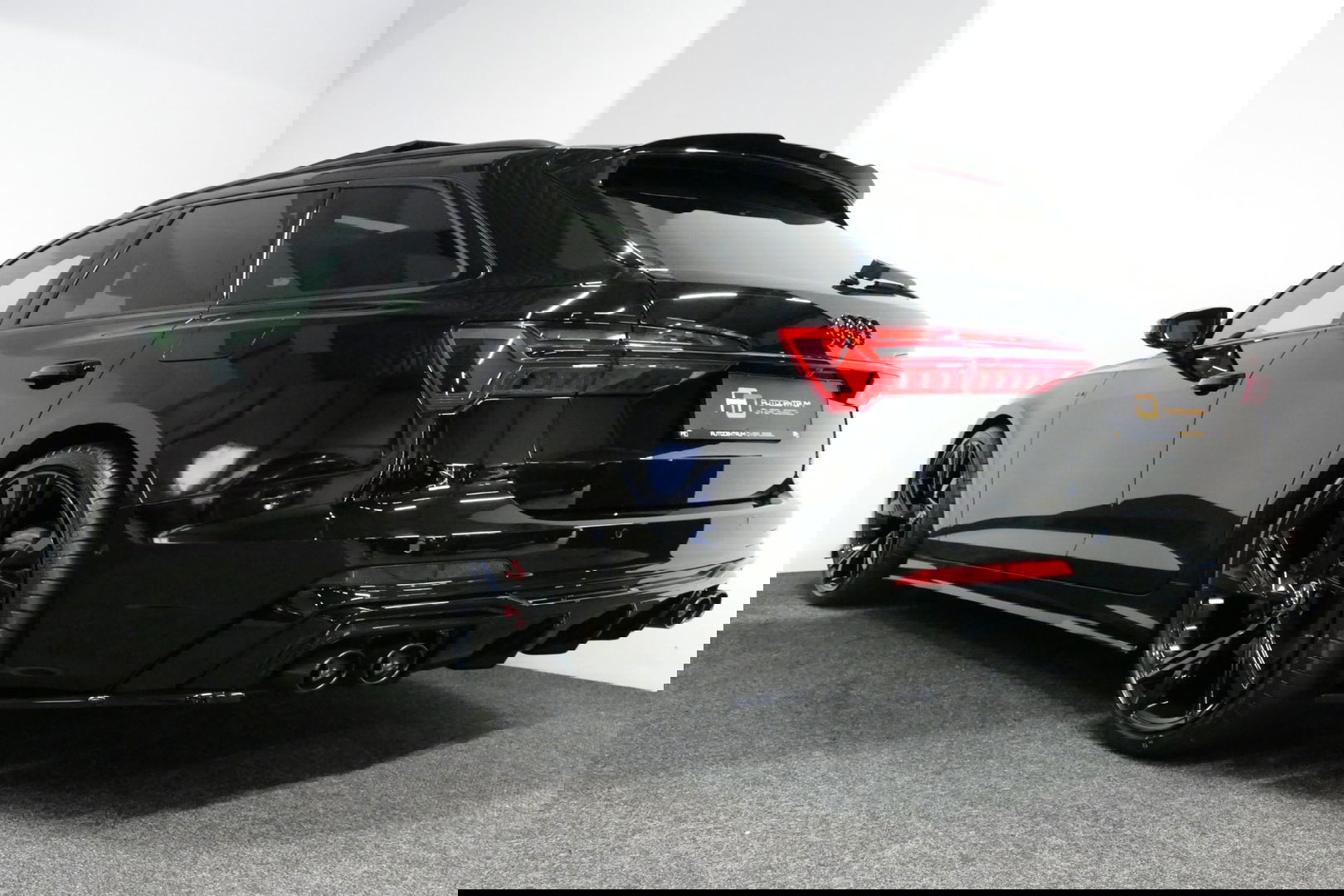 Audi A6 Avant 55 TFSI e quattro S edition Competition / S Line / RS6 Look Diffuser / Maxton Design Bodykit V.2 / Panoramadak / Matrix LED / Apple Carplay - Android Auto / Stoelverwarming / Ambienteverlichting / Stuurwiel verwarming / 21'' LMV / Trekhaak (wegklapb