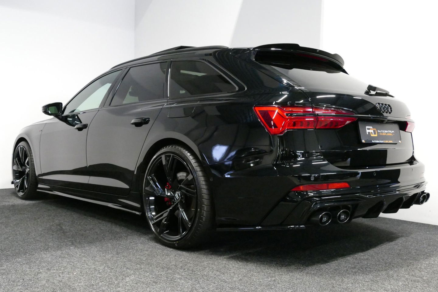 Audi A6 Avant 55 TFSI e quattro S edition Competition / S Line / RS6 Look Diffuser / Maxton Design Bodykit V.2 / Panoramadak / Matrix LED / Apple Carplay - Android Auto / Stoelverwarming / Ambienteverlichting / Stuurwiel verwarming / 21'' LMV / Trekhaak (wegklapb