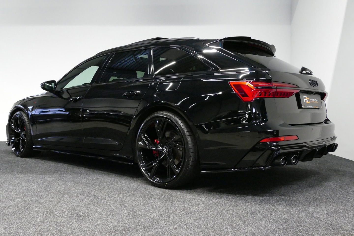 Audi A6 Avant 55 TFSI e quattro S edition Competition / S Line / RS6 Look Diffuser / Maxton Design Bodykit V.2 / Panoramadak / Matrix LED / Apple Carplay - Android Auto / Stoelverwarming / Ambienteverlichting / Stuurwiel verwarming / 21'' LMV / Trekhaak (wegklapb