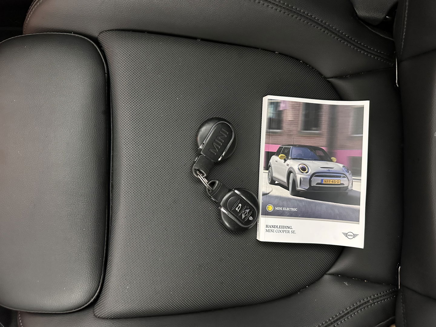 MINI Mini Electric Business Edition 33 kWh [ 3-Fase ] (INCL-BTW) Aut. *LEATHER | FULL-LED | KEYLESS | SPORT-SEATS | NAVI-FULLMAP | ECC | AMBIENT-LIGHT | DAB | DIGI-COCKPIT | PDC | 17"ALU*