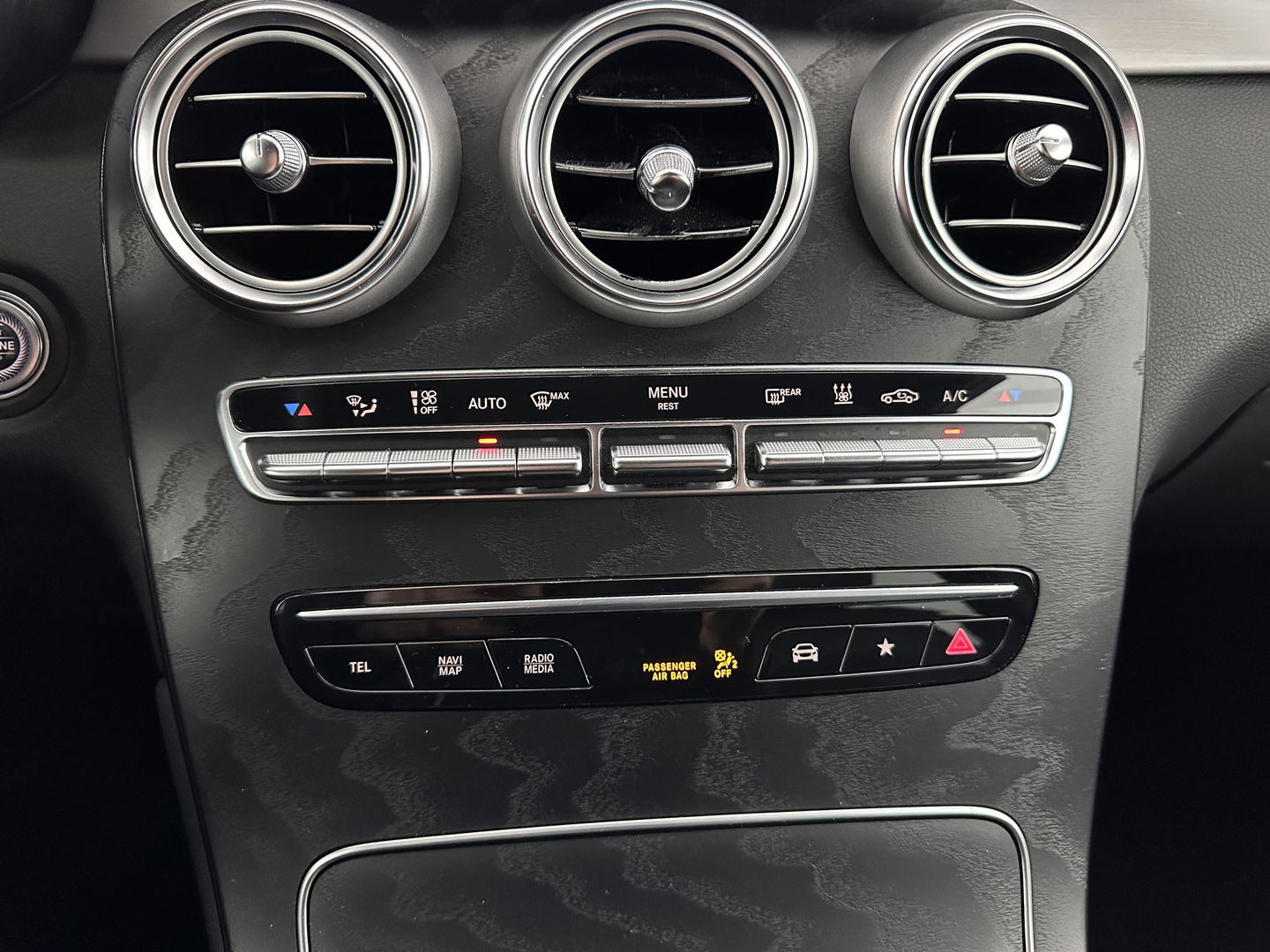 Mercedes-Benz GLC Coupé 300de 4MATIC Business Solution AMG (Plug-in) (INCL.BTW) *LEATHER-FABRIC | FULL-LED | CAMERA | HEATED-SPORTSEATS | NAVI-FULLMAP | PRIVACYGLASS | SHIFTPADDLES | DAB+ | ECC | PDC | CRUISE | 19''ALU*