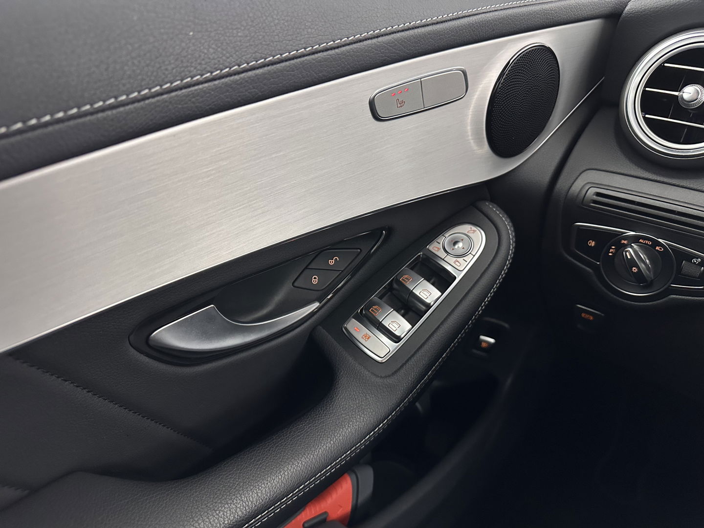 Mercedes-Benz GLC Coupé 300de 4MATIC Business Solution AMG (Plug-in) (INCL.BTW) *LEATHER-FABRIC | FULL-LED | CAMERA | HEATED-SPORTSEATS | NAVI-FULLMAP | PRIVACYGLASS | SHIFTPADDLES | DAB+ | ECC | PDC | CRUISE | 19''ALU*