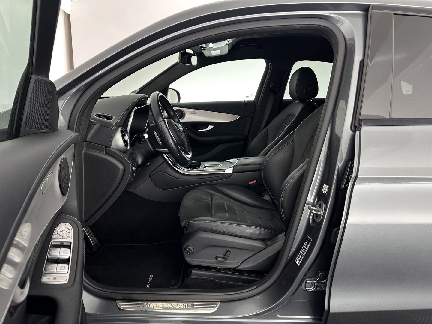 Mercedes-Benz GLC Coupé 300de 4MATIC Business Solution AMG (Plug-in) (INCL.BTW) *LEATHER-FABRIC | FULL-LED | CAMERA | HEATED-SPORTSEATS | NAVI-FULLMAP | PRIVACYGLASS | SHIFTPADDLES | DAB+ | ECC | PDC | CRUISE | 19''ALU*