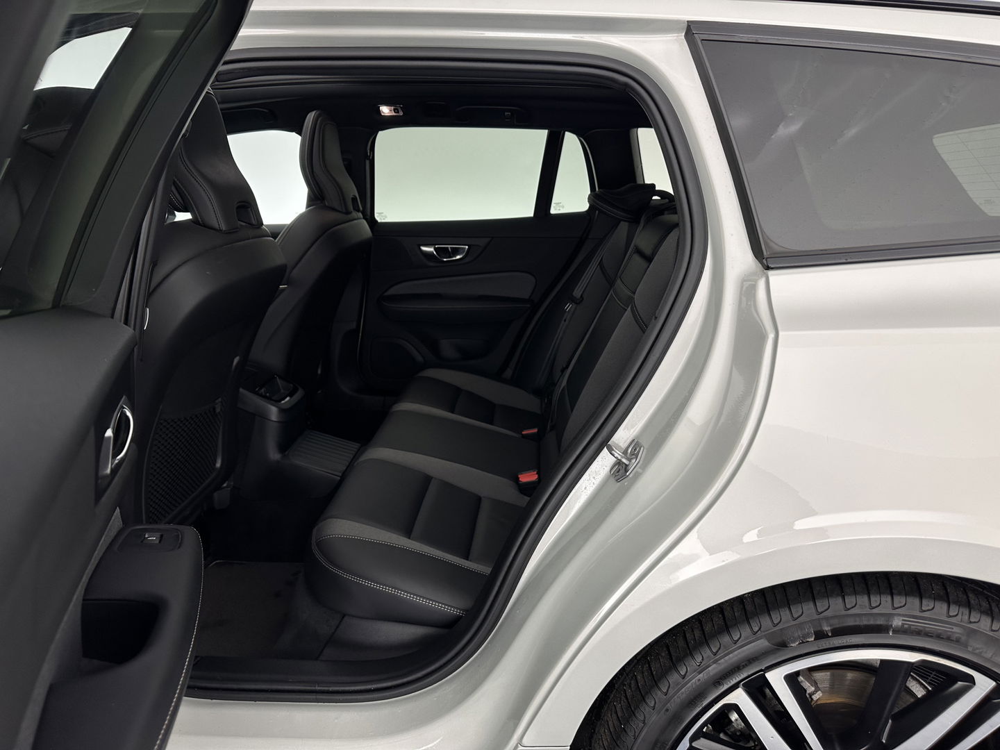 Volvo V60 2.0 T6 Recharge AWD R-Design (Plug-in) (INCL.BTW) Aut. *PANO | HEAD-UP | LEATHER-FABRIC | FULL-LED | MEMORY-PACK | HARMAN/KARDON | DIGI-COCKPIT | HEATED-SPORTSEATS | KEYLESS | DAB+ | NAVI-FULLMAP | PDC | CRUISE | TOWBAR | 19''ALU*