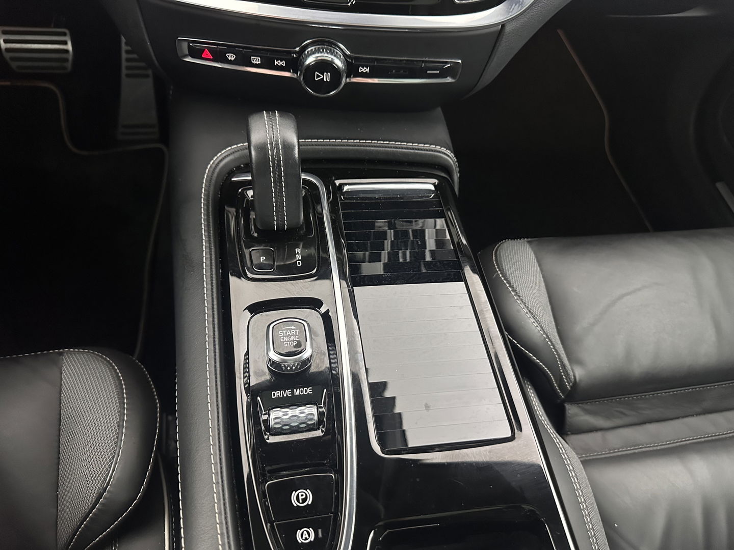 Volvo V60 2.0 T6 Recharge AWD R-Design (Plug-in) (INCL.BTW) Aut. *PANO | HEAD-UP | LEATHER-FABRIC | FULL-LED | MEMORY-PACK | HARMAN/KARDON | DIGI-COCKPIT | HEATED-SPORTSEATS | KEYLESS | DAB+ | NAVI-FULLMAP | PDC | CRUISE | TOWBAR | 19''ALU*