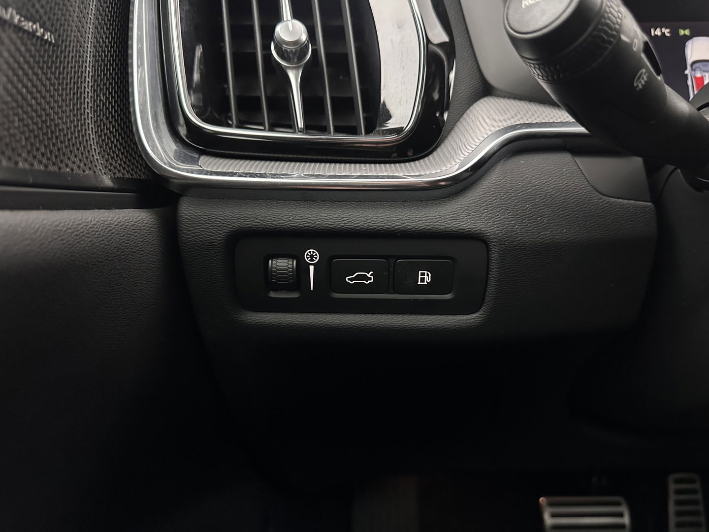 Volvo V60 2.0 T6 Recharge AWD R-Design (Plug-in) (INCL.BTW) Aut. *PANO | HEAD-UP | LEATHER-FABRIC | FULL-LED | MEMORY-PACK | HARMAN/KARDON | DIGI-COCKPIT | HEATED-SPORTSEATS | KEYLESS | DAB+ | NAVI-FULLMAP | PDC | CRUISE | TOWBAR | 19''ALU*