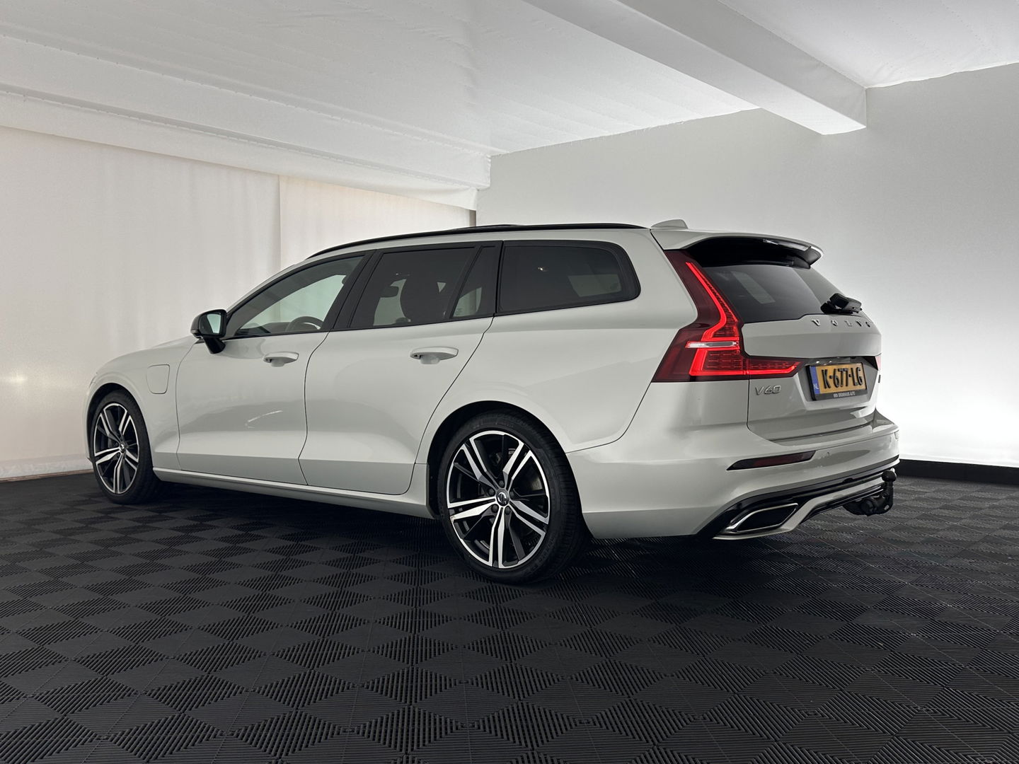 Volvo V60 2.0 T6 Recharge AWD R-Design (Plug-in) (INCL.BTW) Aut. *PANO | HEAD-UP | LEATHER-FABRIC | FULL-LED | MEMORY-PACK | HARMAN/KARDON | DIGI-COCKPIT | HEATED-SPORTSEATS | KEYLESS | DAB+ | NAVI-FULLMAP | PDC | CRUISE | TOWBAR | 19''ALU*