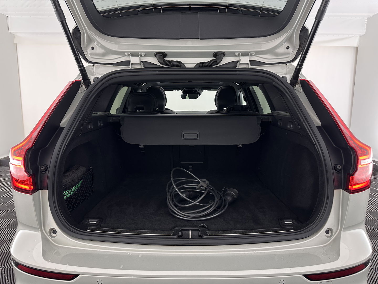 Volvo V60 2.0 T6 Recharge AWD R-Design (Plug-in) (INCL.BTW) Aut. *PANO | HEAD-UP | LEATHER-FABRIC | FULL-LED | MEMORY-PACK | HARMAN/KARDON | DIGI-COCKPIT | HEATED-SPORTSEATS | KEYLESS | DAB+ | NAVI-FULLMAP | PDC | CRUISE | TOWBAR | 19''ALU*