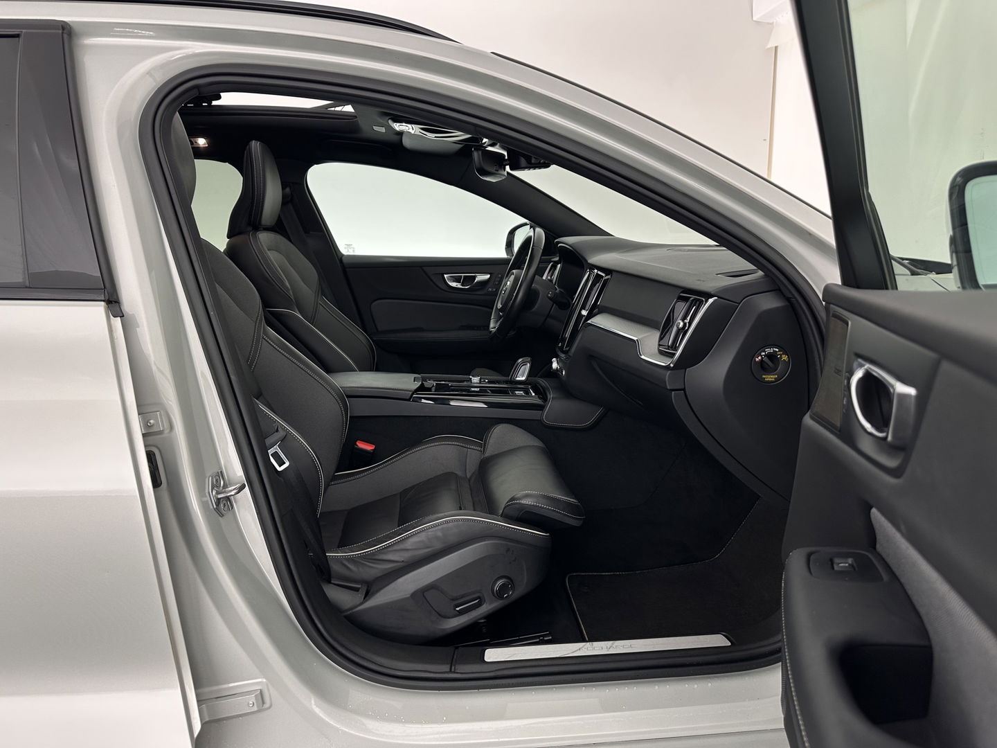 Volvo V60 2.0 T6 Recharge AWD R-Design (Plug-in) (INCL.BTW) Aut. *PANO | HEAD-UP | LEATHER-FABRIC | FULL-LED | MEMORY-PACK | HARMAN/KARDON | DIGI-COCKPIT | HEATED-SPORTSEATS | KEYLESS | DAB+ | NAVI-FULLMAP | PDC | CRUISE | TOWBAR | 19''ALU*