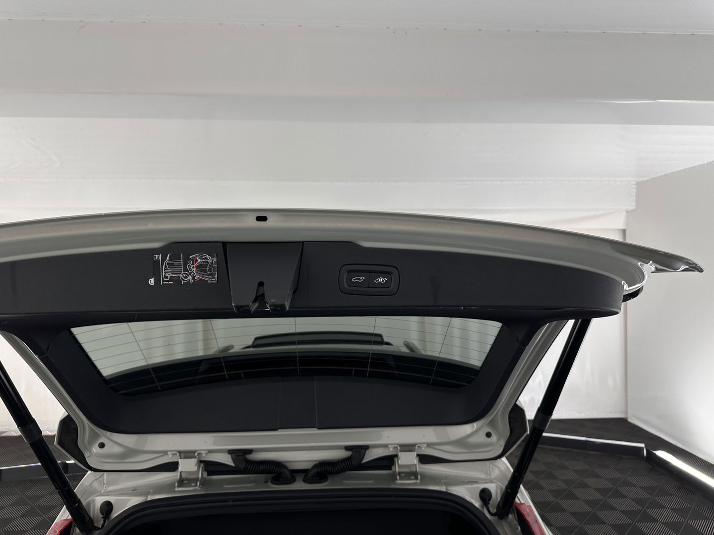 Volvo V60 2.0 T6 Recharge AWD R-Design (Plug-in) (INCL.BTW) Aut. *PANO | HEAD-UP | LEATHER-FABRIC | FULL-LED | MEMORY-PACK | HARMAN/KARDON | DIGI-COCKPIT | HEATED-SPORTSEATS | KEYLESS | DAB+ | NAVI-FULLMAP | PDC | CRUISE | TOWBAR | 19''ALU*