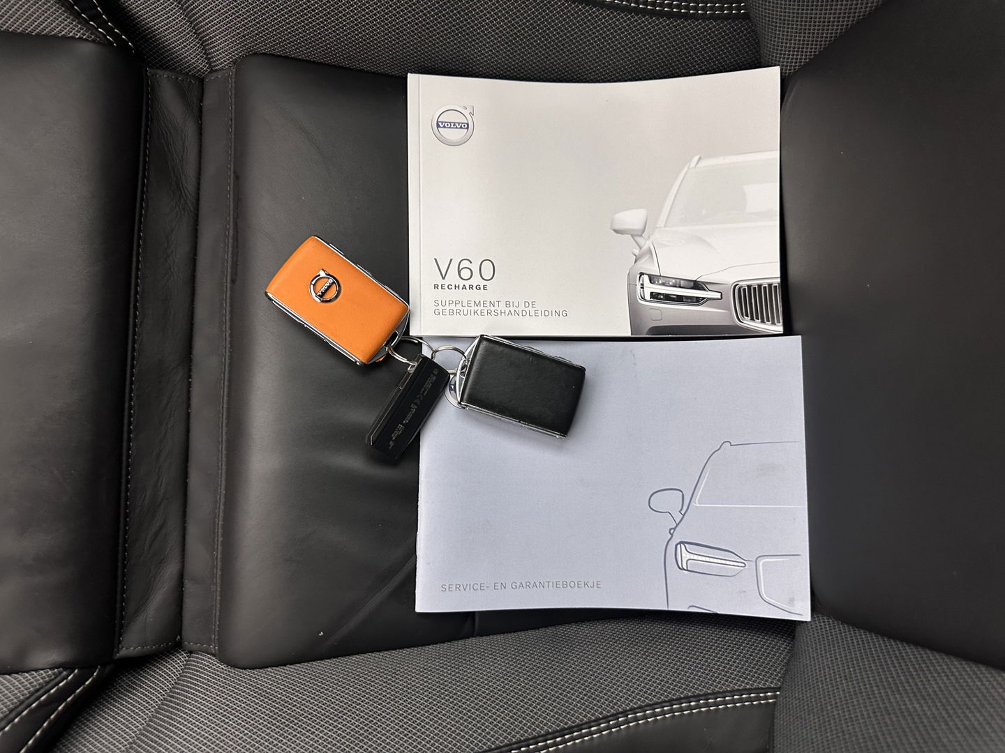 Volvo V60 2.0 T6 Recharge AWD R-Design (Plug-in) (INCL.BTW) Aut. *PANO | HEAD-UP | LEATHER-FABRIC | FULL-LED | MEMORY-PACK | HARMAN/KARDON | DIGI-COCKPIT | HEATED-SPORTSEATS | KEYLESS | DAB+ | NAVI-FULLMAP | PDC | CRUISE | TOWBAR | 19''ALU*