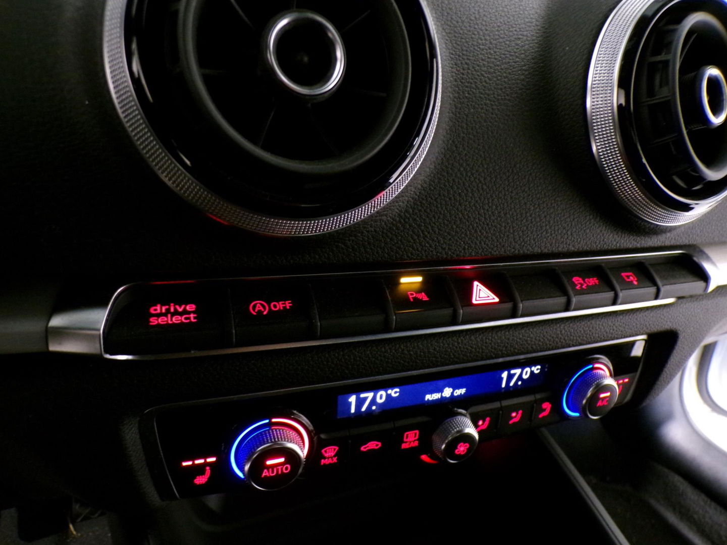 Audi A3 Sportback 1.4 TFSI S-Line Sport Edition "3x S-Line" Xenon-LED Stoelverwarming Parkeersensoren Lane-assist 19" Blind-spot