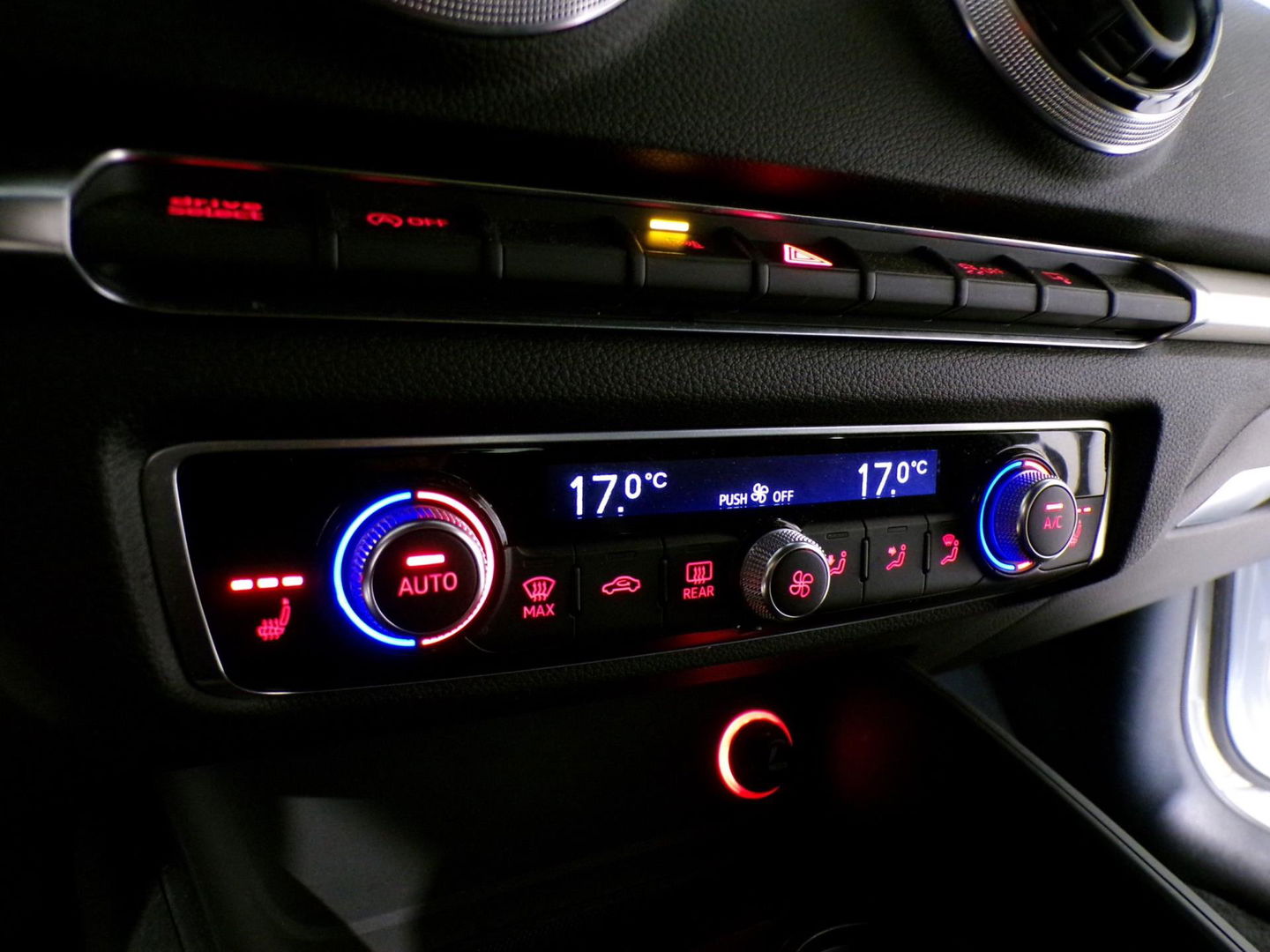 Audi A3 Sportback 1.4 TFSI S-Line Sport Edition "3x S-Line" Xenon-LED Stoelverwarming Parkeersensoren Lane-assist 19" Blind-spot