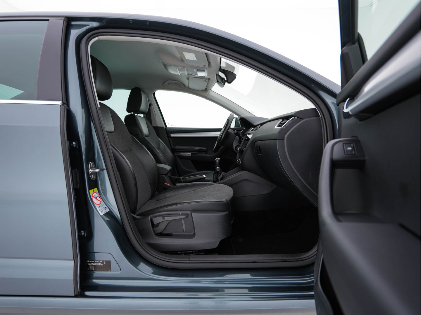 Škoda Octavia 1.6 TDI Greentech Ambition Business *LEATHER-FABRIC | NAVI-FULLMAP | HEATED-COMFORTSEATS | ECC | TOWBAR | PRIVACY-GLASS | PARKPILOT | CRUISE | 16''ALU *