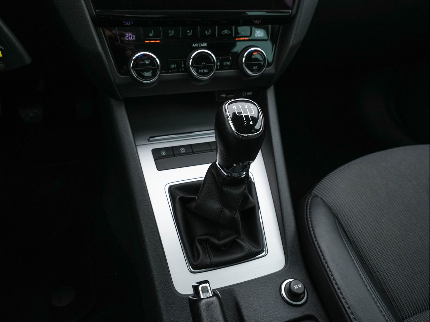 Škoda Octavia 1.6 TDI Greentech Ambition Business *LEATHER-FABRIC | NAVI-FULLMAP | HEATED-COMFORTSEATS | ECC | TOWBAR | PRIVACY-GLASS | PARKPILOT | CRUISE | 16''ALU *