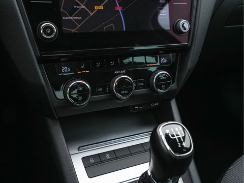 Škoda Octavia 1.6 TDI Greentech Ambition Business *LEATHER-FABRIC | NAVI-FULLMAP | HEATED-COMFORTSEATS | ECC | TOWBAR | PRIVACY-GLASS | PARKPILOT | CRUISE | 16''ALU *