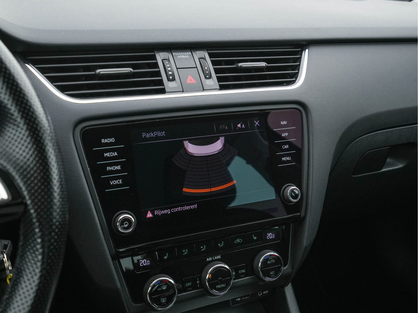 Škoda Octavia 1.6 TDI Greentech Ambition Business *LEATHER-FABRIC | NAVI-FULLMAP | HEATED-COMFORTSEATS | ECC | TOWBAR | PRIVACY-GLASS | PARKPILOT | CRUISE | 16''ALU *