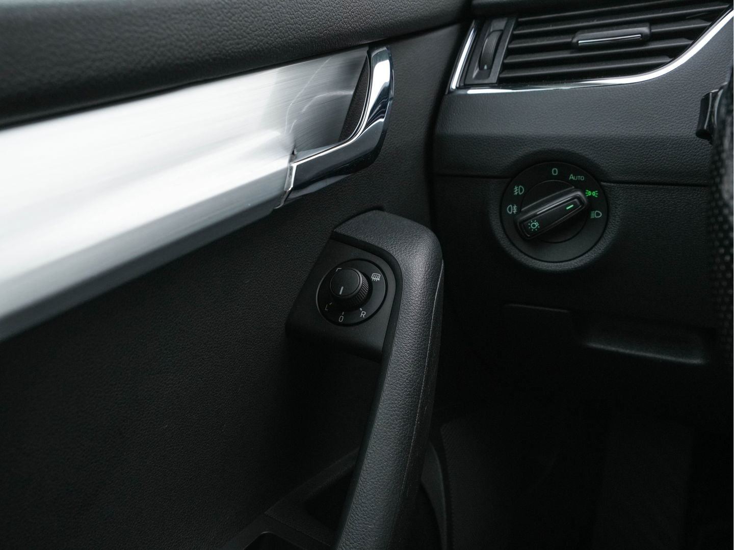 Škoda Octavia 1.6 TDI Greentech Ambition Business *LEATHER-FABRIC | NAVI-FULLMAP | HEATED-COMFORTSEATS | ECC | TOWBAR | PRIVACY-GLASS | PARKPILOT | CRUISE | 16''ALU *