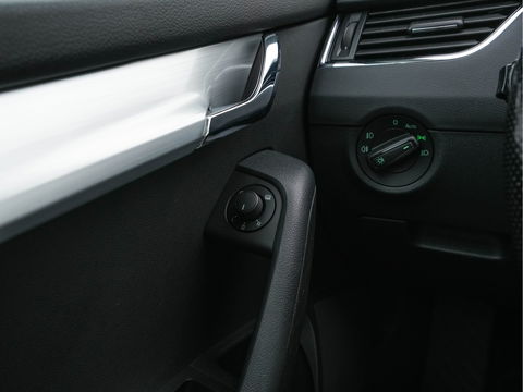 Škoda Octavia 1.6 TDI Greentech Ambition Business *LEATHER-FABRIC | NAVI-FULLMAP | HEATED-COMFORTSEATS | ECC | TOWBAR | PRIVACY-GLASS | PARKPILOT | CRUISE | 16''ALU *