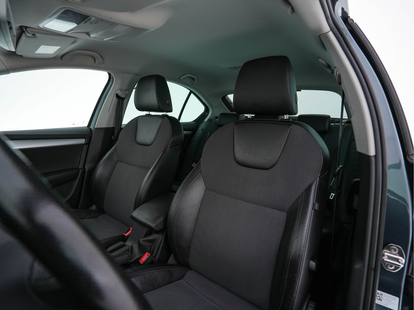 Škoda Octavia 1.6 TDI Greentech Ambition Business *LEATHER-FABRIC | NAVI-FULLMAP | HEATED-COMFORTSEATS | ECC | TOWBAR | PRIVACY-GLASS | PARKPILOT | CRUISE | 16''ALU *