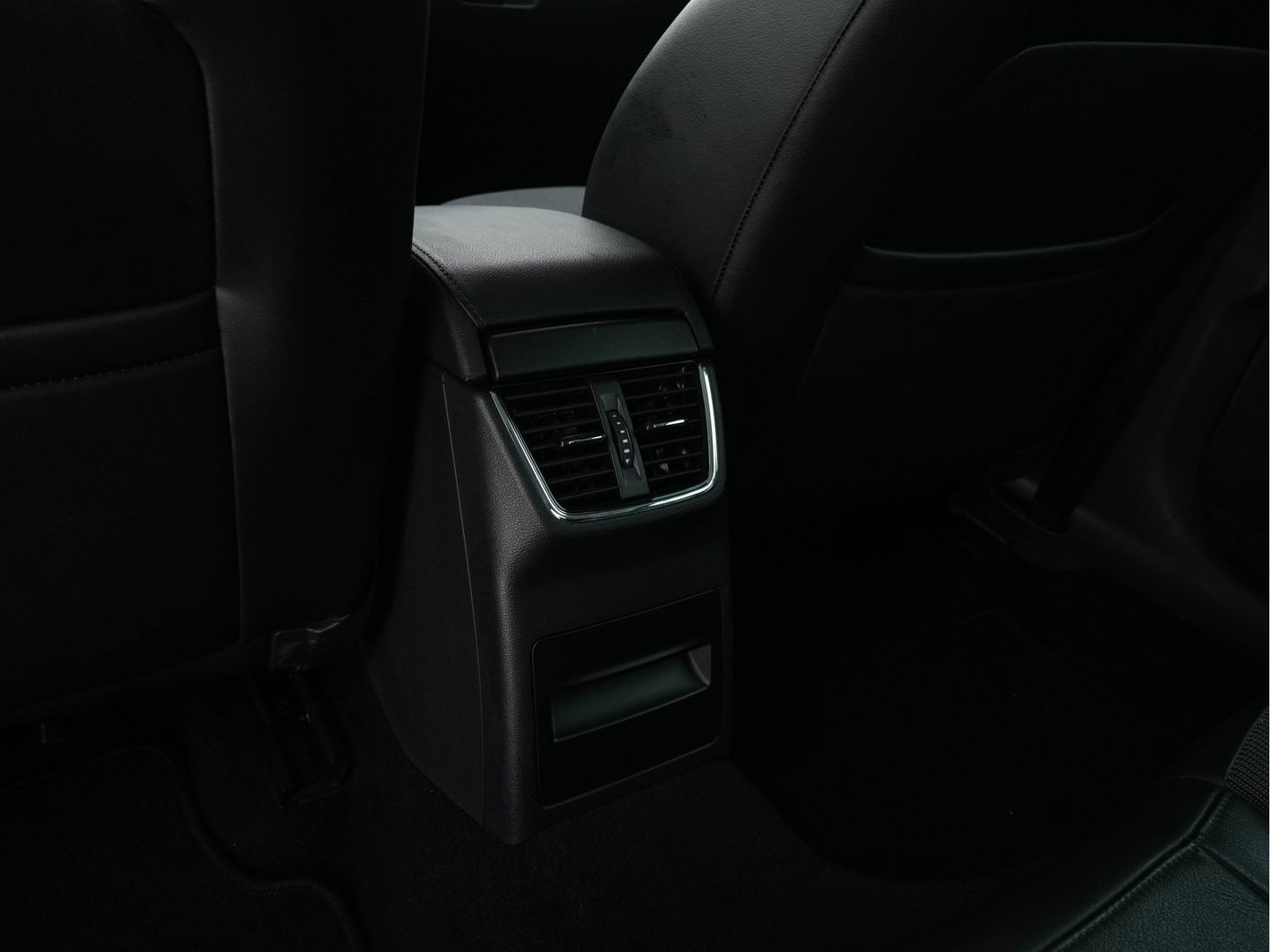 Škoda Octavia 1.6 TDI Greentech Ambition Business *LEATHER-FABRIC | NAVI-FULLMAP | HEATED-COMFORTSEATS | ECC | TOWBAR | PRIVACY-GLASS | PARKPILOT | CRUISE | 16''ALU *