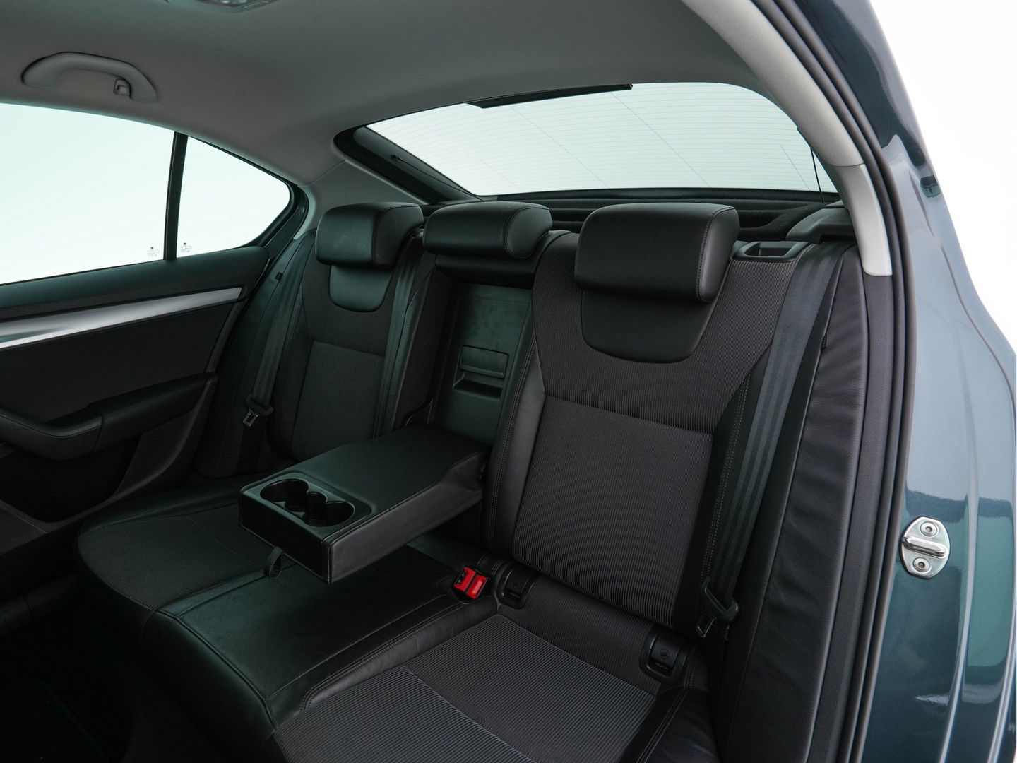 Škoda Octavia 1.6 TDI Greentech Ambition Business *LEATHER-FABRIC | NAVI-FULLMAP | HEATED-COMFORTSEATS | ECC | TOWBAR | PRIVACY-GLASS | PARKPILOT | CRUISE | 16''ALU *