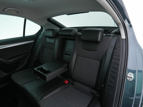 Škoda Octavia 1.6 TDI Greentech Ambition Business *LEATHER-FABRIC | NAVI-FULLMAP | HEATED-COMFORTSEATS | ECC | TOWBAR | PRIVACY-GLASS | PARKPILOT | CRUISE | 16''ALU *