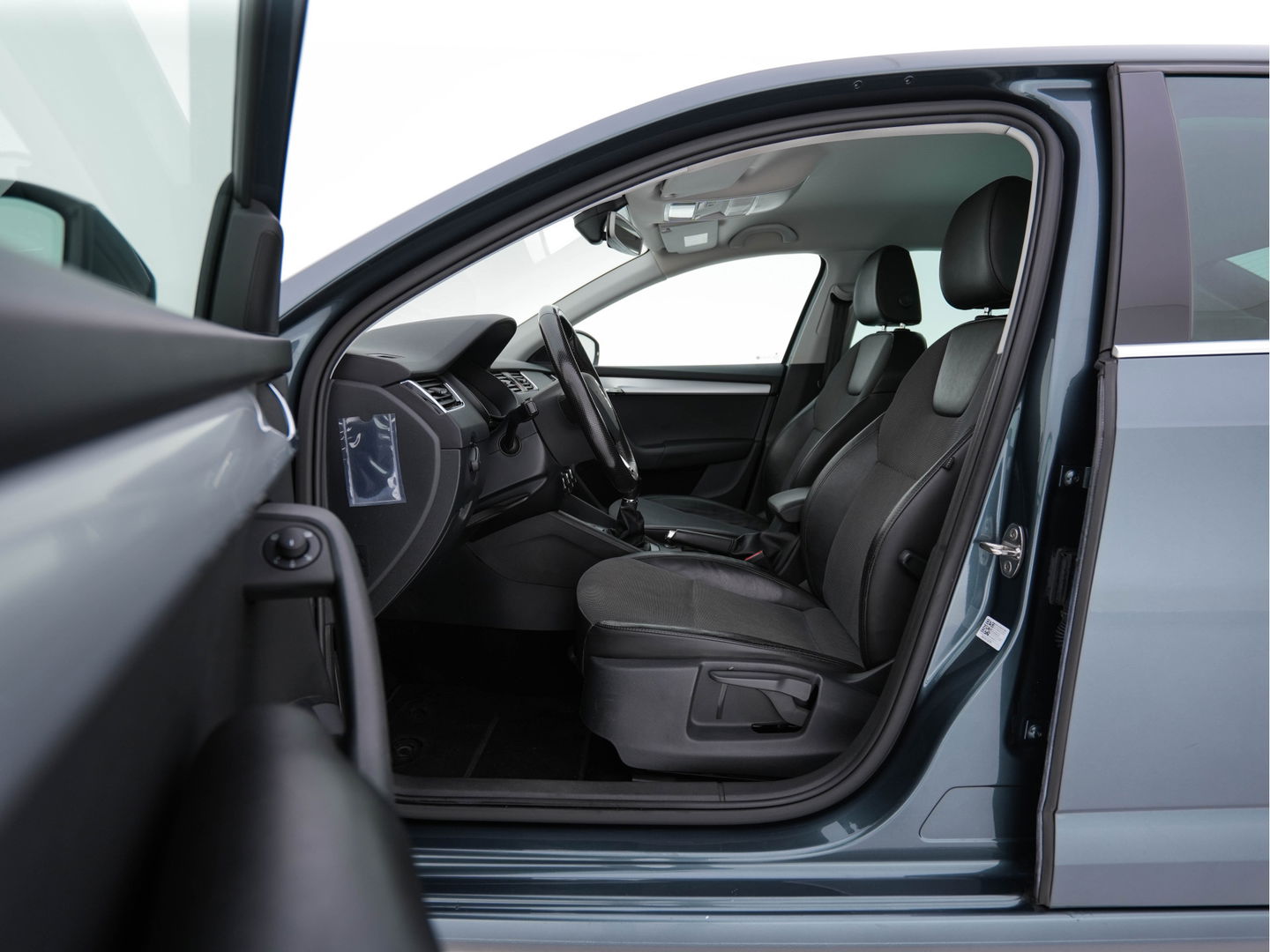 Škoda Octavia 1.6 TDI Greentech Ambition Business *LEATHER-FABRIC | NAVI-FULLMAP | HEATED-COMFORTSEATS | ECC | TOWBAR | PRIVACY-GLASS | PARKPILOT | CRUISE | 16''ALU *