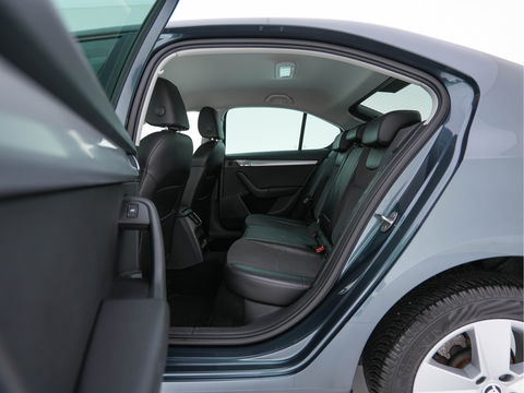 Škoda Octavia 1.6 TDI Greentech Ambition Business *LEATHER-FABRIC | NAVI-FULLMAP | HEATED-COMFORTSEATS | ECC | TOWBAR | PRIVACY-GLASS | PARKPILOT | CRUISE | 16''ALU *