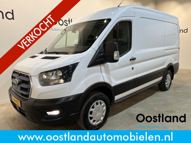 Ford E-Transit - 350 L2H2 Trend 68 kWh / 100% Elektrisch !! / Airco / Cruise Control / CarPlay / Camera / Navigatie / 3-Zits / 6.500 KM !!