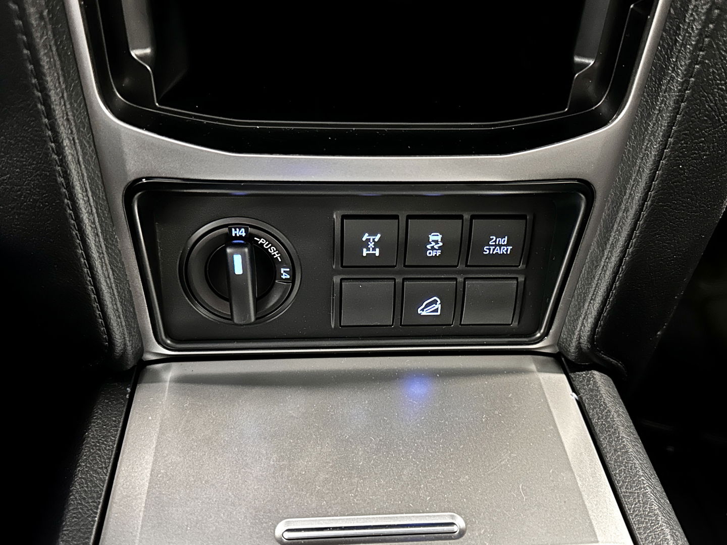 Toyota Land Cruiser 2.8 D-4D-F Challenger High Roof Blind Van | Direct Leverbaar | 3500 Kg Trekken | Tot 10 Jaar Garantie | Cruise Control | Trekhaak | Airconditioning |