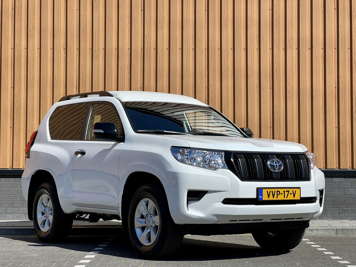 Toyota Land Cruiser 2.8 D-4D-F Challenger High Roof Blind Van | Direct Leverbaar | 3500 Kg Trekken | Tot 10 Jaar Garantie | Cruise Control | Trekhaak | Airconditioning |