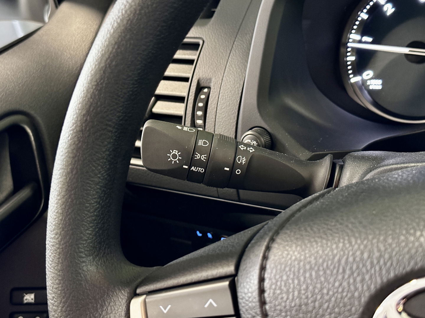 Toyota Land Cruiser 2.8 D-4D-F Challenger High Roof Blind Van | Direct Leverbaar | 3500 Kg Trekken | Tot 10 Jaar Garantie | Cruise Control | Trekhaak | Airconditioning |