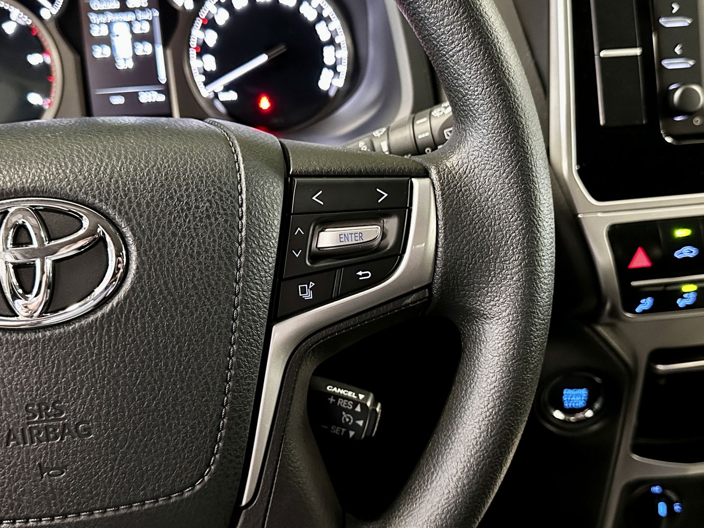 Toyota Land Cruiser 2.8 D-4D-F Challenger High Roof Blind Van | Direct Leverbaar | 3500 Kg Trekken | Tot 10 Jaar Garantie | Cruise Control | Trekhaak | Airconditioning |