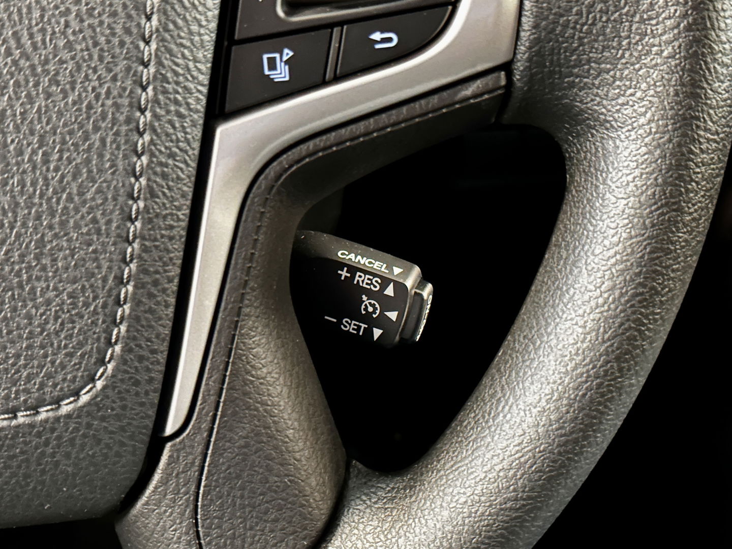 Toyota Land Cruiser 2.8 D-4D-F Challenger High Roof Blind Van | Direct Leverbaar | 3500 Kg Trekken | Tot 10 Jaar Garantie | Cruise Control | Trekhaak | Airconditioning |