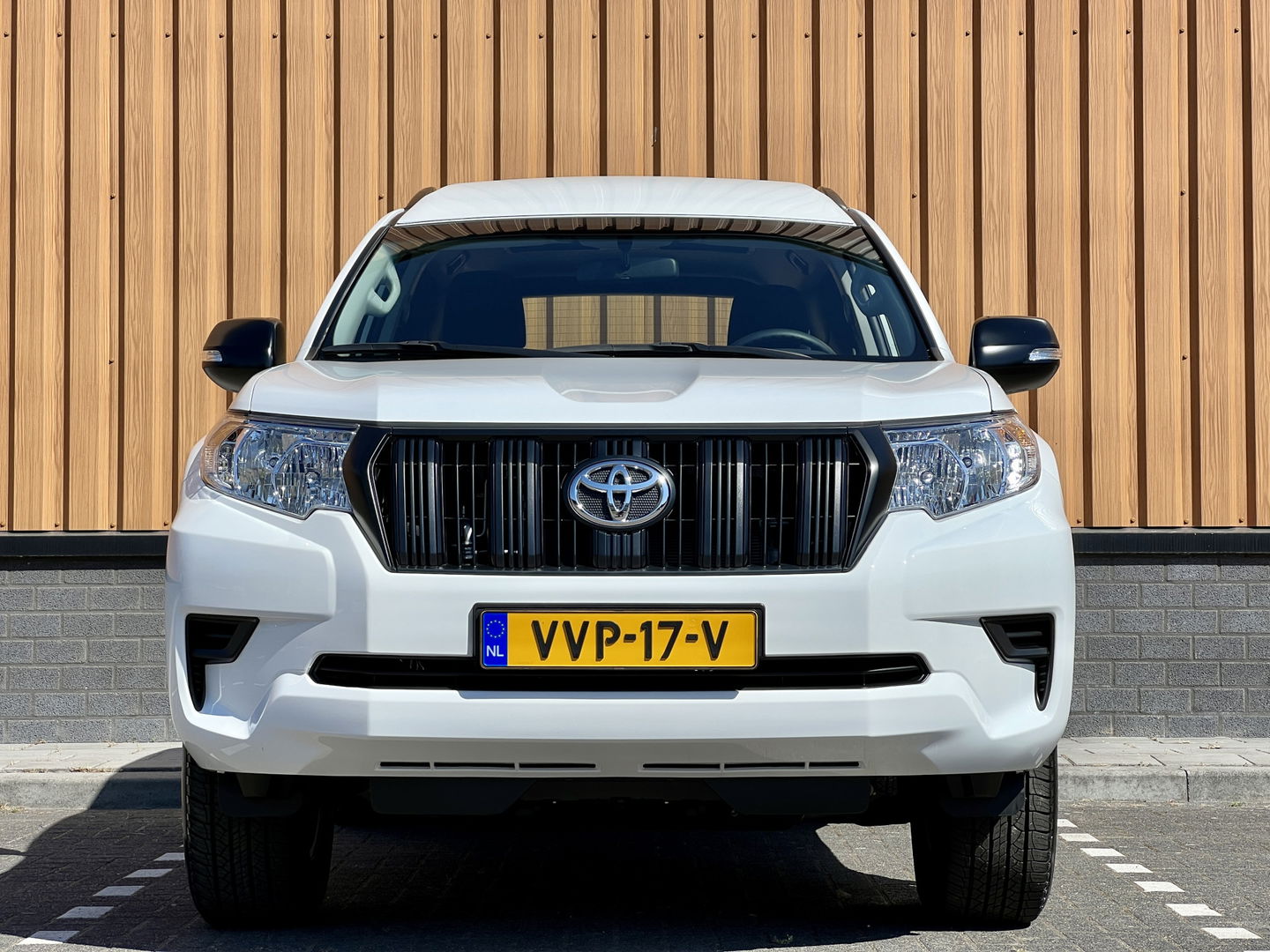 Toyota Land Cruiser 2.8 D-4D-F Challenger High Roof Blind Van | Direct Leverbaar | 3500 Kg Trekken | Tot 10 Jaar Garantie | Cruise Control | Trekhaak | Airconditioning |
