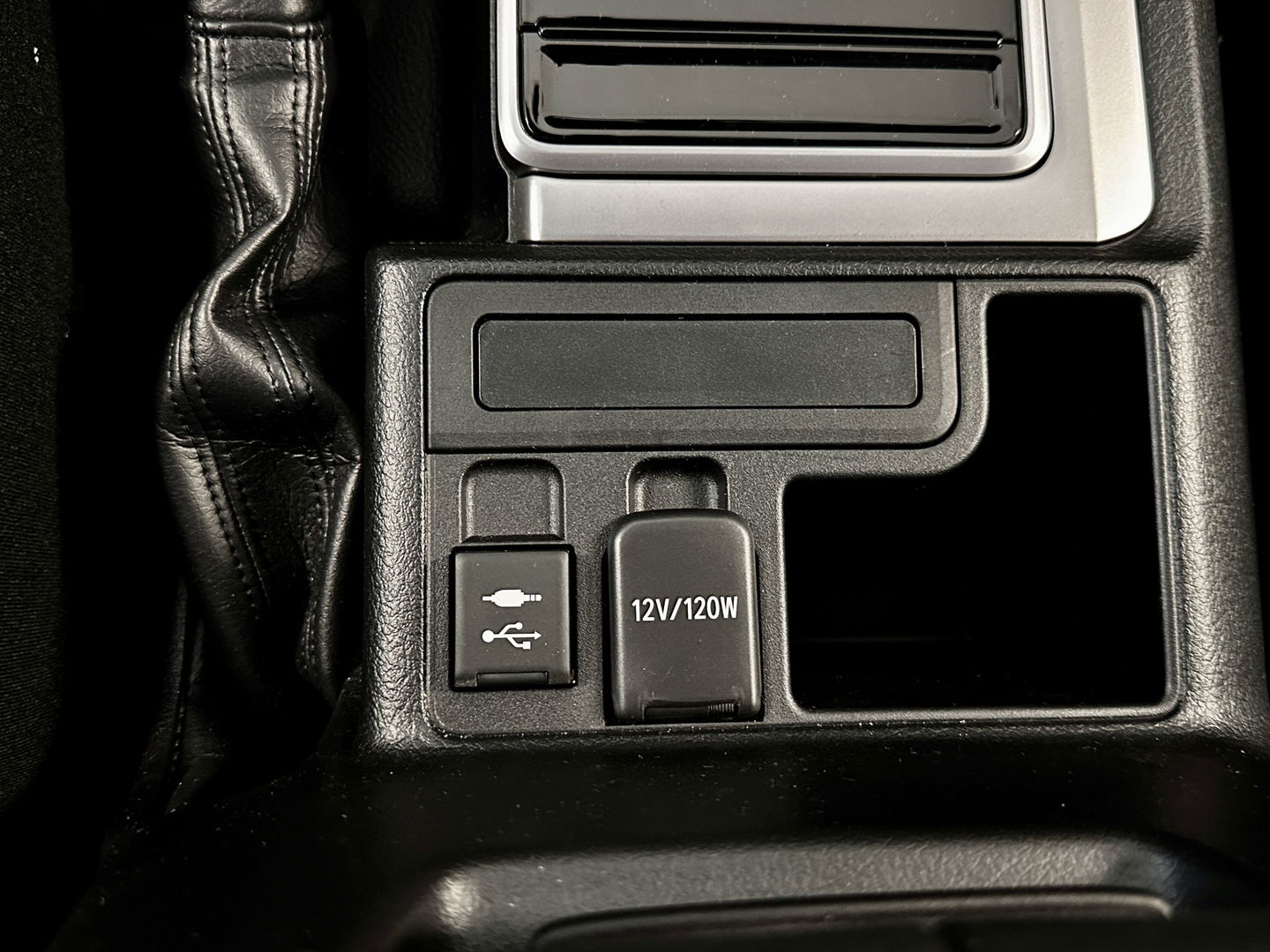 Toyota Land Cruiser 2.8 D-4D-F Challenger High Roof Blind Van | Direct Leverbaar | 3500 Kg Trekken | Tot 10 Jaar Garantie | Cruise Control | Trekhaak | Airconditioning |