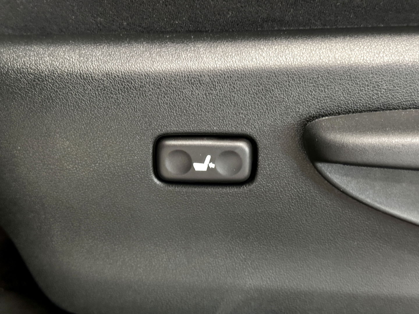 Toyota Land Cruiser 2.8 D-4D-F Challenger High Roof Blind Van | Direct Leverbaar | 3500 Kg Trekken | Tot 10 Jaar Garantie | Cruise Control | Trekhaak | Airconditioning |